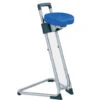 Stehhilfe Die Standhafte In Edelstahl, Stabiler Stehstuhl Mit Blauem Drehsitz, Vom TÜV Rheinland Für Die Lebensmittelindustrie Zugelassen -Coloplast Verkaufsgeschäft 3600 31 0