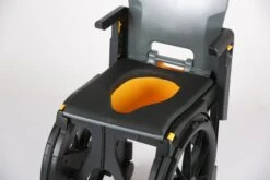 Eimer Für Dusch- Und Toilettenrollstuhl Wheelable 3 Von Seatara, Einfach Anbringen Und Herausnehmen -Coloplast Verkaufsgeschäft 4I8A0549