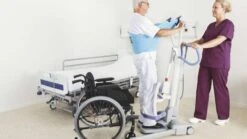 Arjo Sara Flex Aufricht- Und Aufstehhilfe, Aktiv-Patientenlifter, Elektrischer Patientenlifter Mit Steh- Und Aufrichtfunktion Inkl. Zwei Akkus Und Einem Ladegerät -Coloplast Verkaufsgeschäft A 12 06 20174506 Product Page Main Image 1
