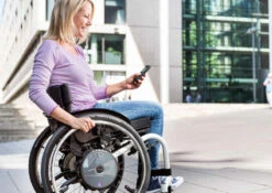 Alber E-Motion M25 Kraftverstärkender Zusatzantrieb Für Rollstühle, Unterstützt Ihre Restkraft, 24"-Rad, Inkl. ECS Fernbedienung, Zum Anbau An Ihren Rollstuhl -Coloplast Verkaufsgeschäft A emotion m25 ECS