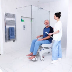 Aquatec Ocean Ergo-5 XL Dusch- Und Toilettenrollstuhl, 5" Räder Inkl. Toilettenhalter, Eimer Und Softsitz, Schiebeversion, Bis 180 Kg -Coloplast Verkaufsgeschäft AQU Ocean Ergo 02