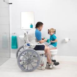 Aquatec Ocean Ergo-24 XL Dusch- Und Toilettenrollstuhl, 24" Räder, Druckbremse Fahrer, Selbstfahrerversion, Feststellbremse Lenkräder, Bis 180 Kg -Coloplast Verkaufsgeschäft AQU Ocean Ergo24 02