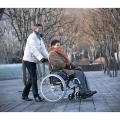 Invacare Action2 NG Leichtgewichts-Rollstuhl, Sicher Und Zuverlässig, Bis 125 Kg 7 Invacare Action2 NG Leichtgewichts-Rollstuhl, Sicher Und Zuverlässig, Bis 125 Kg -Coloplast Verkaufsgeschäft Action2 NG Aufenthaltsort2 2 1