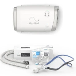 Resmed AirMini AutoSet Inkl. P10 Set Mit Pillow-Maske & Schlauch, Mobiles Therapiegerät Mit Netzteil Und Transportbeutel, AirMini APAP Und CPAP Reisegerät (Komplettpreis)