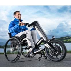 Alber E-Pilot, 15 Km/h Inklusive Küschall Compact Aktivrollstuhl Montierbar, Inkl. TÜV Abnahme, Elektrisches Rollstuhlbike Mit Rollstuhl -Coloplast Verkaufsgeschäft Alber E Pilot 02