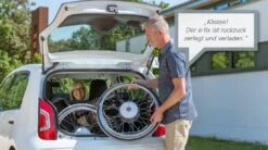 Alber E-Fix E36 Elektrischer Zusatzantrieb, Bis 160kg, Inkl. Invacare Action 4 HD Rollstuhl Leichtgewicht, Inkl. Montage, Jetzt Angebot Anfordern 16 Alber E-Fix E36 Elektrischer Zusatzantrieb, Bis 160kg, Inkl. Invacare Action 4 HD Rollstuhl Leichtgewicht, Inkl. Montage, Jetzt Angebot Anfordern -Coloplast Verkaufsgeschäft Alber Efix E35 im Auto verladen