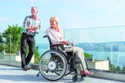 Alber E-Fix E36 Elektrischer Zusatzantrieb, Bis 160kg, Für Ihren* Rollstuhl, Zwei Verstärkte Antriebsräder 150W, Akku-Pack 7,5 Ah, Inkl. Montage In Unserer Fachwerkstatt 10 Alber E-Fix E36 Elektrischer Zusatzantrieb, Bis 160kg, Für Ihren* Rollstuhl, Zwei Verstärkte Antriebsräder 150W, Akku-Pack 7,5 Ah, Inkl. Montage In Unserer Fachwerkstatt -Coloplast Verkaufsgeschäft Alber Efix E35 mit Rollstuhl01