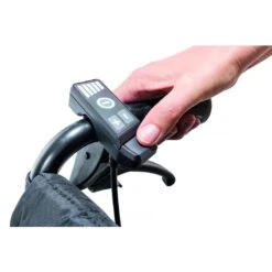 Komplettpaket = Alber ViaGO V24 Schiebehilfe Inkl. Action3 Alu-Faltrollstuhl, Sitzbreite 45.5cm (M/L) Leicht, Kraftvoll Und Leicht Bedienbar, Mit Trommelbremse, Kippschutz, Beckengurt Uvm. Bis 125kg 20 Komplettpaket = Alber ViaGO V24 Schiebehilfe Inkl. Action3 Alu-Faltrollstuhl, Sitzbreite 45.5cm (M/L) Leicht, Kraftvoll Und Leicht Bedienbar, Mit Trommelbremse, Kippschutz, Beckengurt Uvm. Bis 125kg -Coloplast Verkaufsgeschäft Alber Viago Steuerung 01