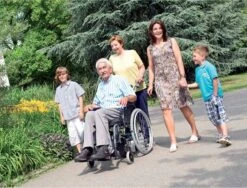 Alber Viamobil V25 Elektrische Schiebehilfe, Inkl. Action3 NG Premium-Leichtgewicht-Rollstuhl, Fertig Montiert, Bis 125kg Belastbar -Coloplast Verkaufsgeschäft Alber Viamobil V25 Gefaelle