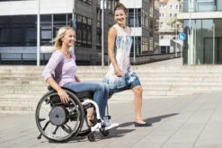 Alber E-Motion M25 Kraftverstärkender Zusatzantrieb Für Rollstühle, Unterstützt Ihre Restkraft, 24"-Rad, Inkl. ECS Fernbedienung, Zum Anbau An Ihren Rollstuhl -Coloplast Verkaufsgeschäft Alber emotion m25 Nutzer