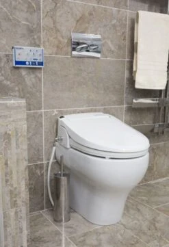 Aquatec Pure Bidet V2, WC-Aufsatz Mit Wascheinrichtung Mit Reinigungsdüse Und Warmluftrockner, Licht, Beheizbare Sitzfläche, Elektrischer Spül-Toilettensitz -Coloplast Verkaufsgeschäft Aquatec Pure Bidet montiert