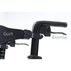 Rollator Carbon (neu Inkl. Vormontage) Bescomed Ultra-Leichtgewichtsrollator, Mehr Komfort, Mehr Sicherheit, Weniger Gewicht, Mit Rückengurt, Stockhalter & Ankipphilfe -Coloplast Verkaufsgeschäft BES Carbon 2020 06