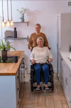 Invacare Rea Clematis PRO (neue Serie) Multifunktionsrollstuhl, Pflegerollstuhl Gepolstert, Bequem Und Leicht Fahrbar, Bis 135kg -Coloplast Verkaufsgeschäft Clemaits Pro 02