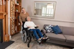 Invacare Rea Clematis PRO (neue Serie) Multifunktionsrollstuhl, Pflegerollstuhl Gepolstert, Bequem Und Leicht Fahrbar, Bis 135kg -Coloplast Verkaufsgeschäft Clemaits Pro 03