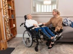 Invacare Rea Clematis PRO (neue Serie) Multifunktionsrollstuhl, Pflegerollstuhl Gepolstert, Bequem Und Leicht Fahrbar, Bis 135kg -Coloplast Verkaufsgeschäft Clemaits Pro 04