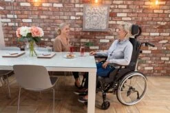 Invacare Rea Clematis PRO (neue Serie) Multifunktionsrollstuhl, Pflegerollstuhl Gepolstert, Bequem Und Leicht Fahrbar, Bis 135kg -Coloplast Verkaufsgeschäft Clemaits Pro 05