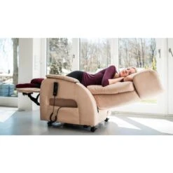 Club2 Soft Sessel, Mikrofaser Beige, Weich Gepolsterter Aufstehsessel Mit Schlaffunktion, Elektrische Verstellbar, 2-motorig, Bis 150kg -Coloplast Verkaufsgeschäft Club2 Sessel Soft beige liegen01