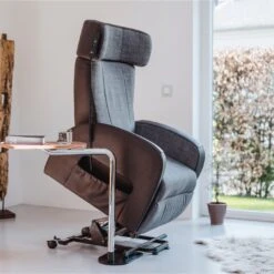 Club2 Soft Sessel, Webstoff Grau, Weich Gepolsterter Aufstehsessel Mit Schlaffunktion, Elektrische Verstellbar, 2-motorig, Bis 150kg 15 Club2 Soft Sessel, Webstoff Grau, Weich Gepolsterter Aufstehsessel Mit Schlaffunktion, Elektrische Verstellbar, 2-motorig, Bis 150kg -Coloplast Verkaufsgeschäft Club2 Sessel Soft grau Aufstehen