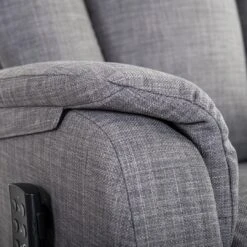 Club2 Soft Sessel, Webstoff Grau, Weich Gepolsterter Aufstehsessel Mit Schlaffunktion, Elektrische Verstellbar, 2-motorig, Bis 150kg 14 Club2 Soft Sessel, Webstoff Grau, Weich Gepolsterter Aufstehsessel Mit Schlaffunktion, Elektrische Verstellbar, 2-motorig, Bis 150kg -Coloplast Verkaufsgeschäft Club2 Sessel Soft grau Detail