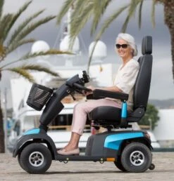 NEU: Elektromobil Invacare Comet PRO (Serie 23) Inkl. TÜV, Blau, 4-Rad Scooter, 15 Km/h Schnelles Seniorenmobil, Comfort-Sitz, Ergogriffe, LCD-Display, 75Ah Akkus, Ladegerät -Coloplast Verkaufsgeschäft CometProBlau2