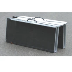 Kofferrampe Zweifach Faltbar, Alligator, Rampe 76cm Breit, Bis 300kg, 180-300cm Länge, Rutschfester Belag -Coloplast Verkaufsgeschäft DF Rampen gefaltet 2