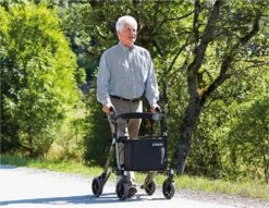 Dietz TAiMA M GT Leichtgewicht-Rollator Faltbar Und Stabil Nur 5,5 Kg, Neue Modellserie Grün Metallic, Mit Einkaufsnetz, Rückenbügel, Gehstockhalter, Reflektoren Und Lenkungsdämpfern, Bis 150 Kg -Coloplast Verkaufsgeschäft DIE Taima M GT Outdoor