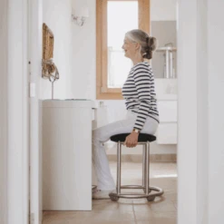 Saljol Duschhocker, Dreht Sich Auf Der Stelle, Grau (Stahl Pulverbeschichtet) Oder In Silber (Edelstahl Elektropoliert) Bis 150kg 13 Saljol Duschhocker, Dreht Sich Auf Der Stelle, Grau (Stahl Pulverbeschichtet) Oder In Silber (Edelstahl Elektropoliert) Bis 150kg -Coloplast Verkaufsgeschäft Design ohne Titel 23