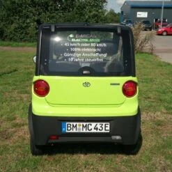 E-MICAN Leichtkraft-Elektrofahrzeug, 100% E-Auto, Als 45 Oder 80 Km/h Version, AGM Oder Lithium Akku, Auto An Jeder Normalen Steckdose Aufladbar -Coloplast Verkaufsgeschäft E MICAN Leichtkraft Elektrofahrzeug im gruen von hinten