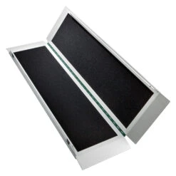 EasyFold Pro Rampe, Robuste Aluminiumrampe Bis 350kg, Kofferrampe Ideal Für Elektrische Rollstühle Und Elektromobile, Breite Fahrfläche, Faltbar (Maße 95 Bis 210cm) 13 EasyFold Pro Rampe, Robuste Aluminiumrampe Bis 350kg, Kofferrampe Ideal Für Elektrische Rollstühle Und Elektromobile, Breite Fahrfläche, Faltbar (Maße 95 Bis 210cm) -Coloplast Verkaufsgeschäft EasyFold Pro Rampe 02