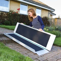 EasyFold Pro Rampe, Robuste Aluminiumrampe Bis 350kg, Kofferrampe Ideal Für Elektrische Rollstühle Und Elektromobile, Breite Fahrfläche, Faltbar (Maße 95 Bis 210cm) 12 EasyFold Pro Rampe, Robuste Aluminiumrampe Bis 350kg, Kofferrampe Ideal Für Elektrische Rollstühle Und Elektromobile, Breite Fahrfläche, Faltbar (Maße 95 Bis 210cm) -Coloplast Verkaufsgeschäft EasyFold Pro Rampe 07