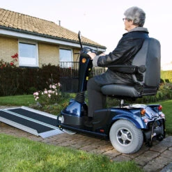 EasyFold Pro Rampe, Robuste Aluminiumrampe Bis 350kg, Kofferrampe Ideal Für Elektrische Rollstühle Und Elektromobile, Breite Fahrfläche, Faltbar (Maße 95 Bis 210cm) 14 EasyFold Pro Rampe, Robuste Aluminiumrampe Bis 350kg, Kofferrampe Ideal Für Elektrische Rollstühle Und Elektromobile, Breite Fahrfläche, Faltbar (Maße 95 Bis 210cm) -Coloplast Verkaufsgeschäft EasyFold Pro Rampe 08