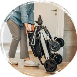 NEU: Ergoflix Mi2 Indoor, Elektrischer, Faltbarer Rollstuhl, Bis 120kg, SB 40, Mit 8" + 7"-Rädern, Inkl. Sitzkissen 10cm, Inkl. 1x Akku (Nachfolger Des Ergoflix M) -Coloplast Verkaufsgeschäft Ergoflix Mi2 Elektrorollstuhl falten