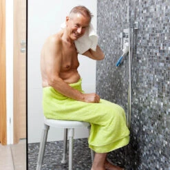 Etac Easy Duschhocker XL, Rund, Höhenverstellbar, Neue Version, Bis 200kg Belastbarkeit -Coloplast Verkaufsgeschäft Etac Easy Nutzung