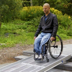 Feal BGR Allzweckrampe VR20, Klappbar, Länge 200cm (105cm Geklappt), Bis Zu 400kg, Innenbreite 82cm, Vollrampe Aus Extra Stabilem Streckmetall, Gewicht 20kg, Mit Griffen Und Sicherheitsverriegelung -Coloplast Verkaufsgeschäft Etac Feal BGR Rampe 1