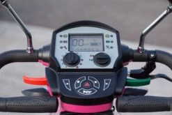 Elektromobil Gatsby Pro Vintage Style Mobil, Vollgefedert, Scooter 15 Km/h (75Ah), Bis 145kg Nutzergewicht,leistungsstarker 1400W Motor, Uvm. 9 Elektromobil Gatsby Pro Vintage Style Mobil, Vollgefedert, Scooter 15 Km/h (75Ah), Bis 145kg Nutzergewicht,leistungsstarker 1400W Motor, Uvm. -Coloplast Verkaufsgeschäft Gatsby Bedienfeld2neu 1