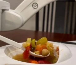 OBI Esshilfe Roboter, übernehmen Sie Die Kontrolle Beim Essen, Mobiler Essroboter-Arm Komplett Mit Schalen, Inkl. Akku, Für Zu Hause Oder Im Restaurant -Coloplast Verkaufsgeschäft IMG 6870 300x258 1