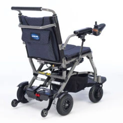 Invacare Kompas, Faltbarer Elektro-Rollstuhl, 6 Km/h, Flugzeugkonforme Lithium-Ionen-Batterie, Anti-Kippräder, Einfache Steuerung, Bis 115kg -Coloplast Verkaufsgeschäft INV Kompas IM02