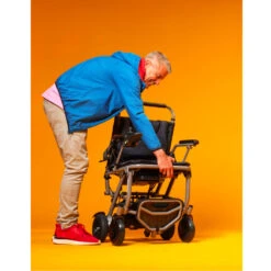 Invacare Kompas, Faltbarer Elektro-Rollstuhl, 6 Km/h, Flugzeugkonforme Lithium-Ionen-Batterie, Anti-Kippräder, Einfache Steuerung, Bis 115kg -Coloplast Verkaufsgeschäft INV Kompas IM05