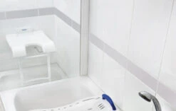 Invacare-Aquatec Sansibar Duschklappsitz, Duschsitz Zur Wandmontage, Mit Stützfüßen & Hygienausschnitt, Bis 130kg 10 Invacare-Aquatec Sansibar Duschklappsitz, Duschsitz Zur Wandmontage, Mit Stützfüßen & Hygienausschnitt, Bis 130kg -Coloplast Verkaufsgeschäft INV Sansibar Anwendung