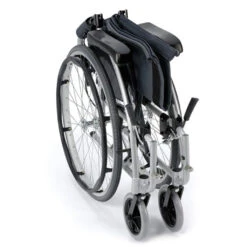 Karma Ergo Lite 2: Leichtgewichtrollstuhl Mit 20" Antriebsrädern, 8,7 Kg Leicht, Bis 100kg, Inkl. Begleiterbremse. Ultimative Mobilität Und Komfort 13 Karma Ergo Lite 2: Leichtgewichtrollstuhl Mit 20" Antriebsrädern, 8,7 Kg Leicht, Bis 100kg, Inkl. Begleiterbremse. Ultimative Mobilität Und Komfort -Coloplast Verkaufsgeschäft KAR Ergolite 2 03