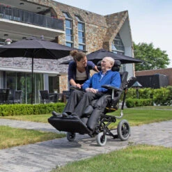 Kelvin ML Multifunktions-Rollstuhl Inkl. Speziellen Und Konfigurierbarem Lagerungssystem, Umfangreiche Anpassung An Viele Diagnosen & Indikationen, Pflege-, Lagerungs- & Mobilisierungstuhl -Coloplast Verkaufsgeschäft Kelvin ML IM01