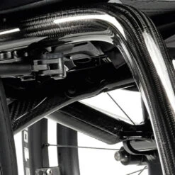 Krypton F Rollstuhl, Der Faltbare Carbon-Aktivrollstuhl, Gewicht Ab 8.3 Kg Mit Rädern, Transportgewicht (ohne Räder) Ab 5.8 Kg, Einer Der Leichtesten, Mehrfach Verstellbarer Faltrollstuhl Der Welt Ab 8,3 Kg*, Bis 110kg -Coloplast Verkaufsgeschäft Krypton F Rollstuhl 03