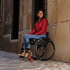 Krypton F Rollstuhl, Der Faltbare Carbon-Aktivrollstuhl, Gewicht Ab 8.3 Kg Mit Rädern, Transportgewicht (ohne Räder) Ab 5.8 Kg, Einer Der Leichtesten, Mehrfach Verstellbarer Faltrollstuhl Der Welt Ab 8,3 Kg*, Bis 110kg -Coloplast Verkaufsgeschäft Krypton F Rollstuhl Anwendung 01