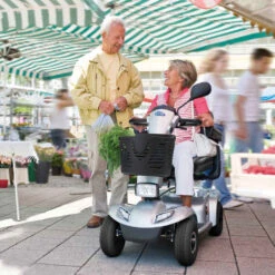 Elektromobil Leo ÖPNV, 6 Km/h Silber, Scooter Von Invacare Das Smarte Seniorenmobil/E-Mobil, NEU: Mit ÖPNV-Zulassung Für Bus & Bahn -Coloplast Verkaufsgeschäft Leo Scooter Invacare