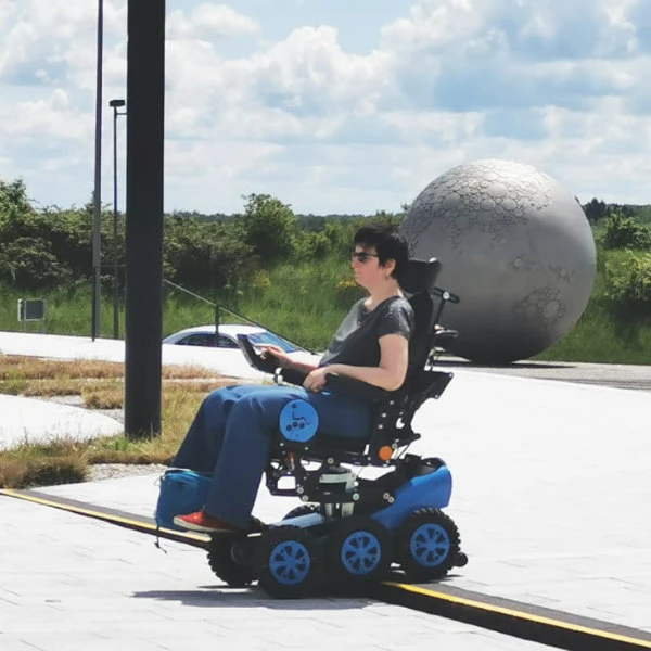 New Live Magix 2 Elektrorollstuhl Mit Revolutionärem 6-Rad-Allradantrieb, Vollausstattung, Ausstellungsstück 5 New Live Magix 2 Elektrorollstuhl Mit Revolutionärem 6-Rad-Allradantrieb, Vollausstattung, Ausstellungsstück – Bild 3