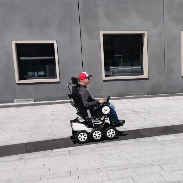 New Live Magix 2 Elektrorollstuhl Mit Revolutionärem 6-Rad-Allradantrieb, Vollausstattung, Ausstellungsstück 8 New Live Magix 2 Elektrorollstuhl Mit Revolutionärem 6-Rad-Allradantrieb, Vollausstattung, Ausstellungsstück – Bild 6