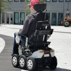 New Live Magix 2 Elektrorollstuhl Mit Revolutionärem 6-Rad-Allradantrieb, Vollausstattung, Ausstellungsstück 13 New Live Magix 2 Elektrorollstuhl Mit Revolutionärem 6-Rad-Allradantrieb, Vollausstattung, Ausstellungsstück -Coloplast Verkaufsgeschäft Newlive Magix2 Elektrorollstuhl 4