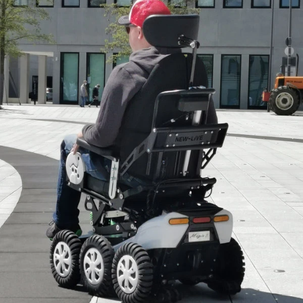 New Live Magix 2 Elektrorollstuhl Mit Revolutionärem 6-Rad-Allradantrieb, Vollausstattung, Ausstellungsstück 7 New Live Magix 2 Elektrorollstuhl Mit Revolutionärem 6-Rad-Allradantrieb, Vollausstattung, Ausstellungsstück – Bild 5