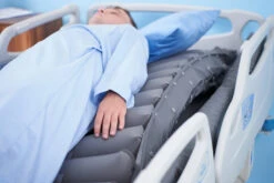 Pro-Care Optima Turn Seitenlagerungssystem 3in1, Low-Air-Loss, Wechseldruck Und 30°-Seitenlagerung, Ant-Dekubitus-System Und Umlagerung Von Patienten In Seitenlage, Bis 180kg -Coloplast Verkaufsgeschäft Optima Turn Auto 30 Lagerung