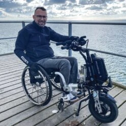 PAWS CITY Elektrisches Zuggerät Für Rollstühle, HMV, Rollstuhlzuggerät, 12" Oder 14"-Räder, Für Stadtfahrten Und Ebene Straßenoberflächen -Coloplast Verkaufsgeschäft PAWS City Bild2